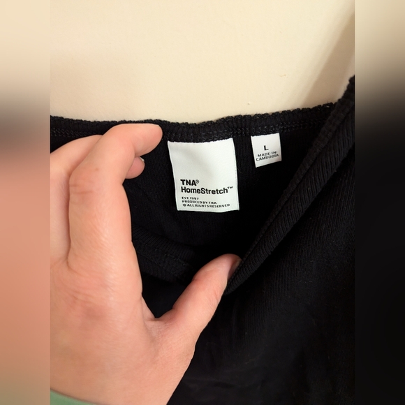 Aritzia TNA v-neck tank top - Picture 4 of 6